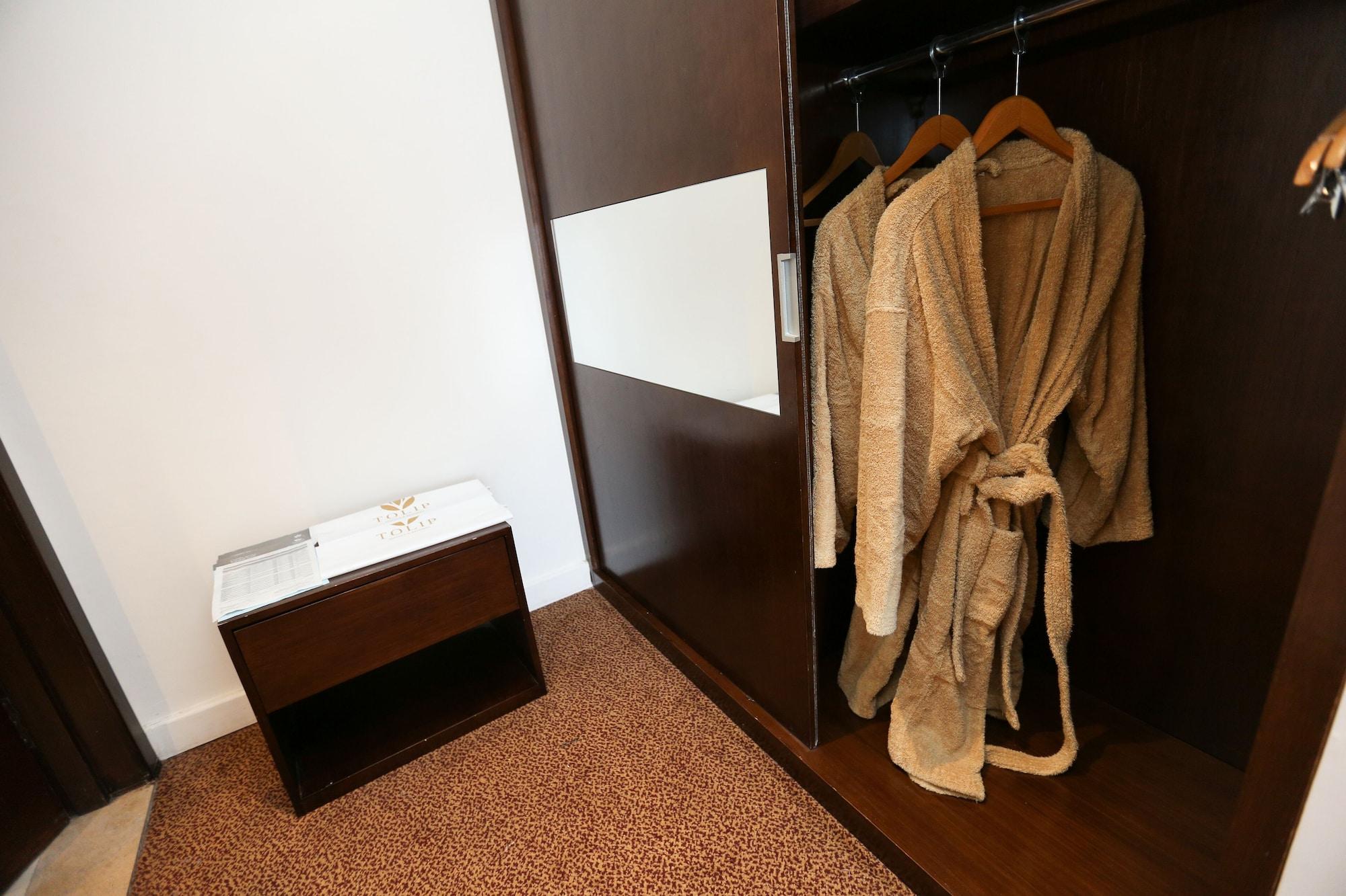 Hotel Tolip El Narges à Le Caire Extérieur photo A bathrobe hanging in a closet
