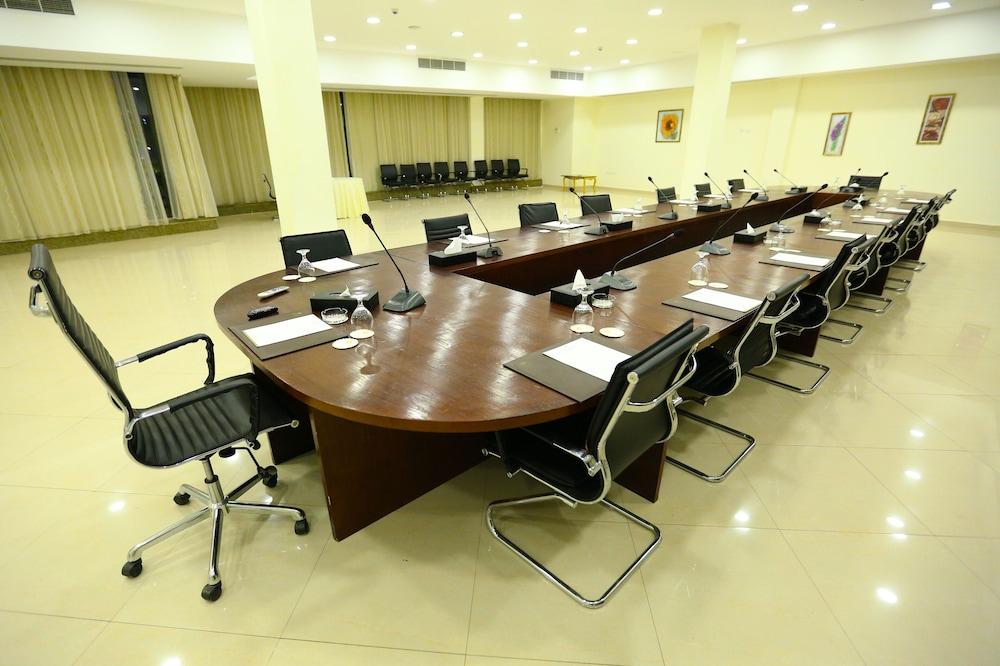 Hotel Tolip El Narges à Le Caire Extérieur photo The conference room of the National Assembly