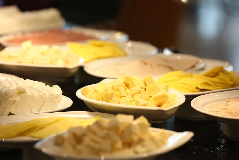 Hotel Tolip El Narges à Le Caire Extérieur photo Cheese at a buffet