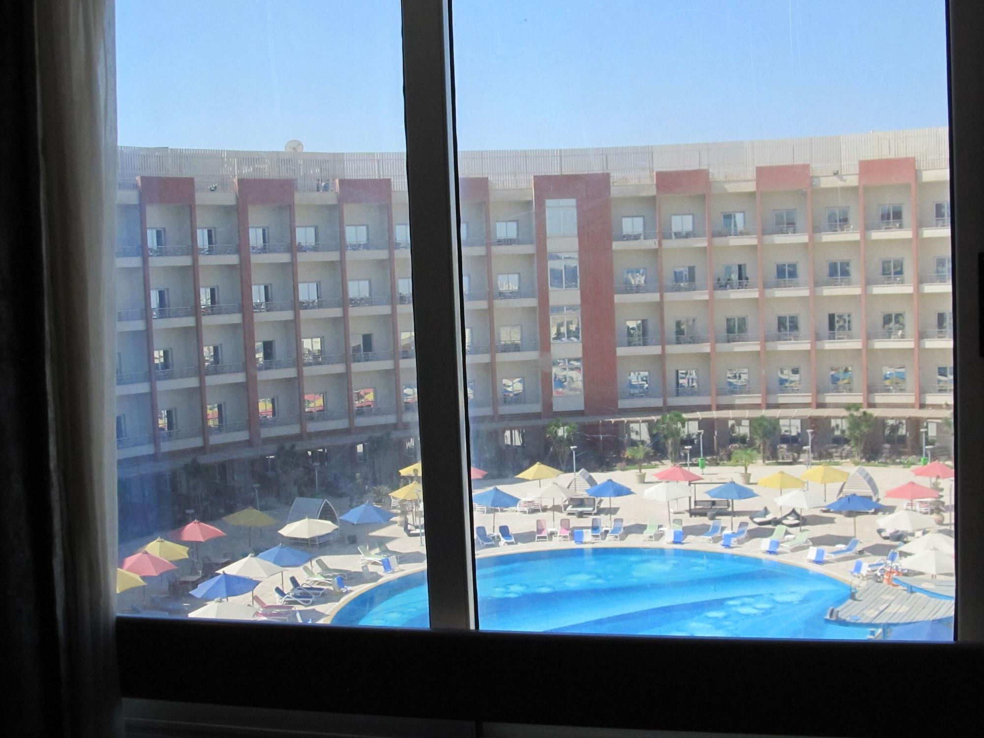 Hotel Tolip El Narges à Le Caire Extérieur photo View of the pool from a hotel room