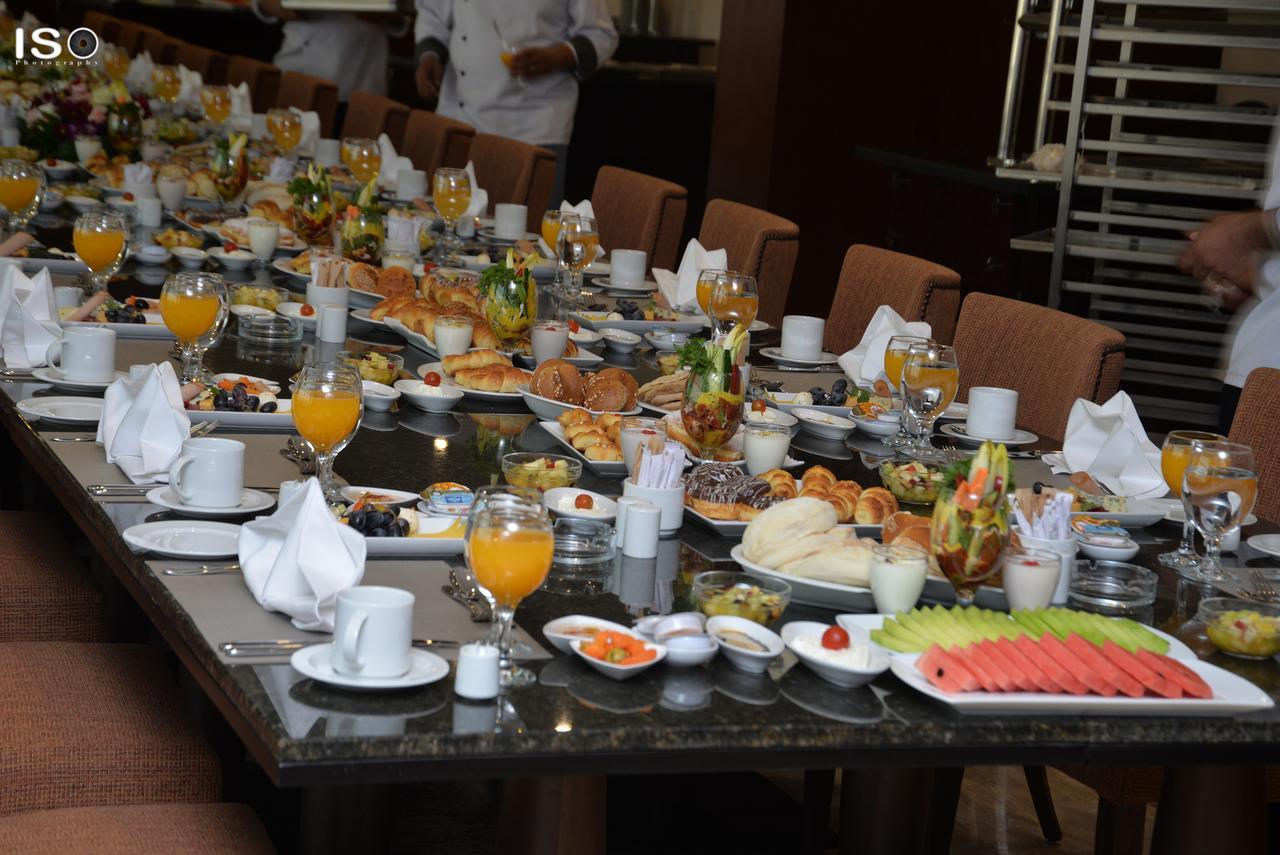 Hotel Tolip El Narges à Le Caire Extérieur photo A breakfast buffet