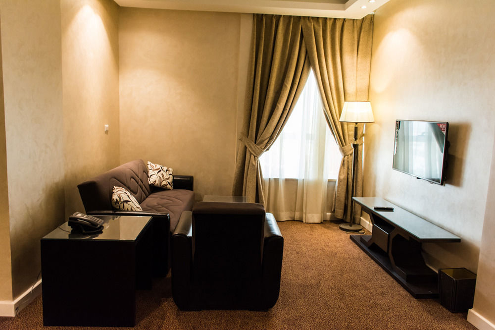 Hotel Tolip El Narges à Le Caire Extérieur photo A living room in a hotel suite