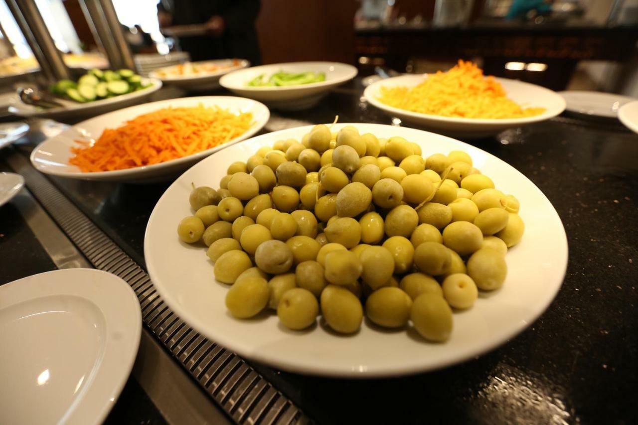 Hotel Tolip El Narges à Le Caire Extérieur photo A plate of green olives